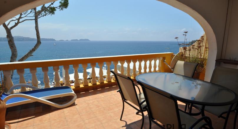 They are standing on your balcony. You feel Mallorca. The light. The air. Small apartment. Great look