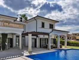 Cala Vinyes. A mansion. Really generous. Completely renovated in 2016.