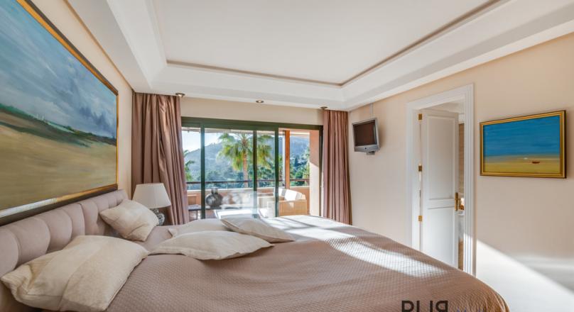 Bendinat. Right on the golf course. Apartment. With a sea view over the bay.