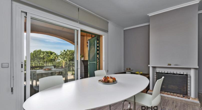 Small plant. Large penthouse - apartment. A lot of privacy. Southwest exposure. Sea views.