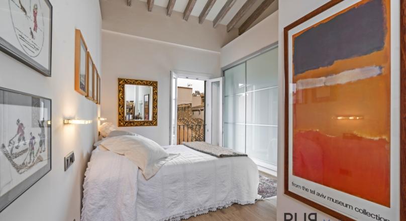Palma. Old Town. In the middle. And not just there. Large apartment. Completely renovated.