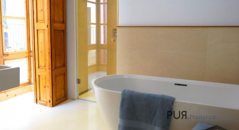 n the middle of the old town. A few minutes to the beach. Luxuriously renovated.