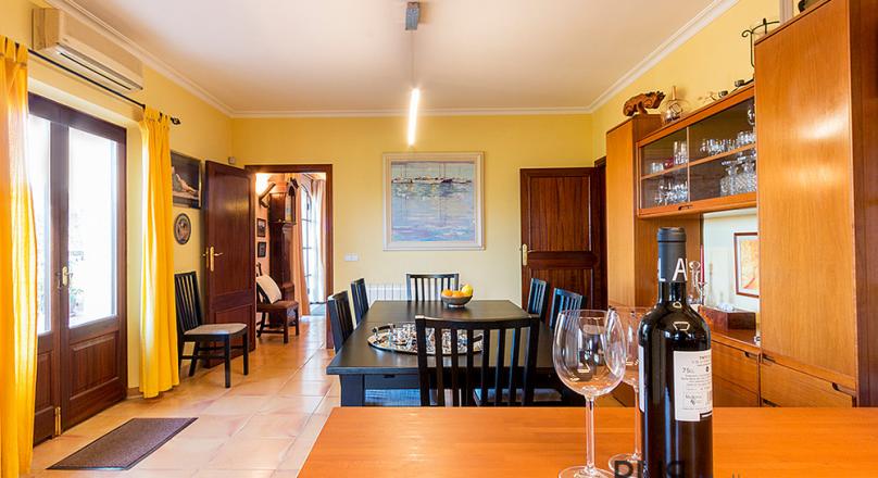 Villa. In the mansion style. With a lot of views over the valley and Tramuntana. In a calm neighborhood. And a bargain
