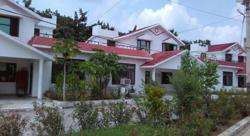 Row House In Gated Colony Near kukrail Picnic Spot Road In Just 34L
