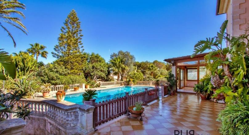 Las Palmeras. Near Llucmayor. Large villa with pool. Get out of your sleeping beauty.