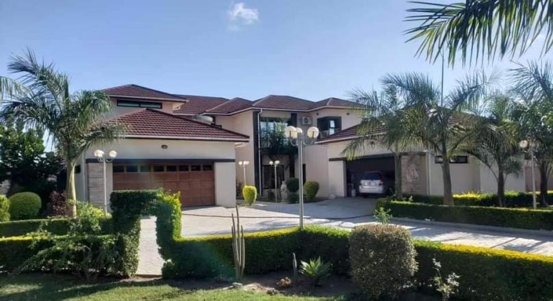 5 BEDROOMS STANDALONE WITH LARGE YARD AND POOL