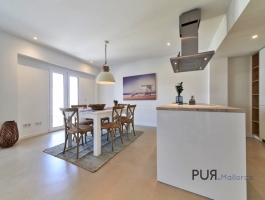 Wow. On the edge of Santa Catalina. Top Renovated. Including furniture and designer kitchen. And a look.