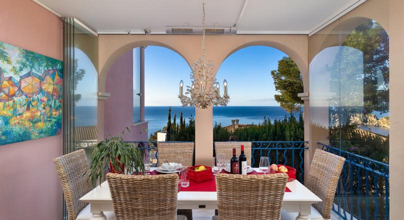 A very special apartment. In Santa Ponsa. Sea view. And a special kind of equipment
