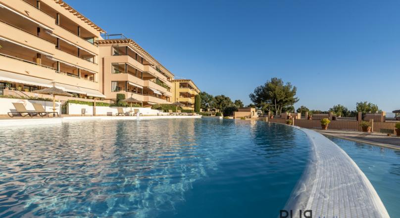 Bendinat. Right on the golf course. Apartment. With a sea view over the bay.
