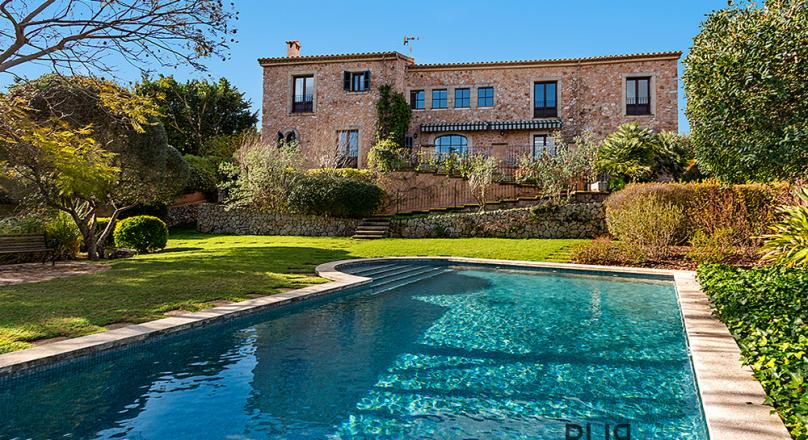 Really stately and sophisticated. With a lot of eyes. Finca only 20 minutes from Palma.