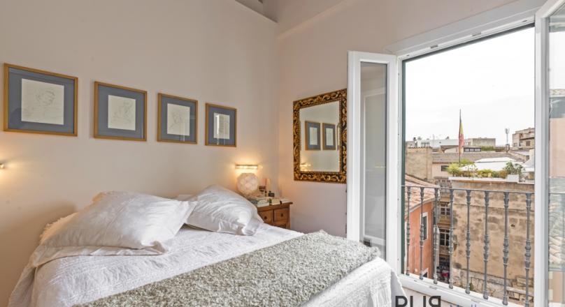 Palma. Old Town. In the middle. And not just there. Large apartment. Completely renovated.