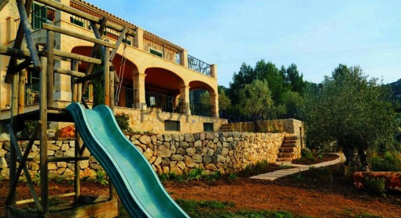 A mansion. In Valldemossa. In the exclusive residential area of the famous place.