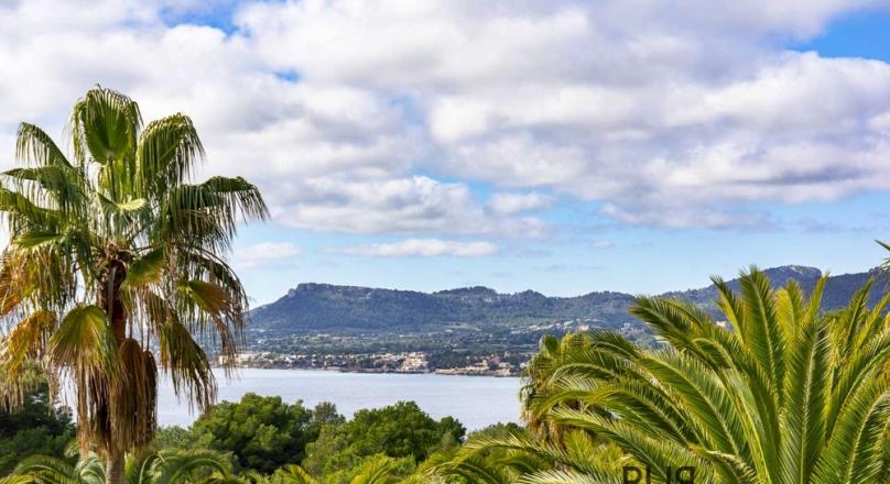 Whirlpool with sea view. And a villa. Very quiet. Holiday rental license.