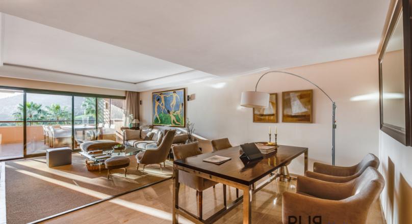 Bendinat. Right on the golf course. Apartment. With a sea view over the bay.