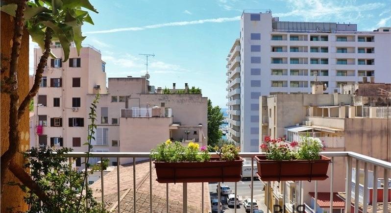 In the middle of the hip Santa Catalina. A completely renovated apartment with a small sea view.