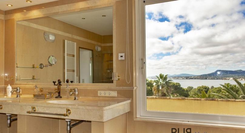 Whirlpool with sea view. And a villa. Very quiet. Holiday rental license.