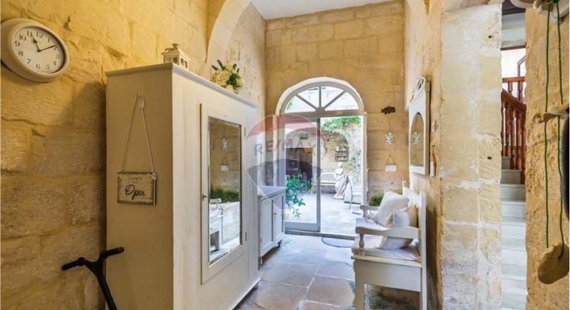 MOSTA - HOUSE OF CHARACTER