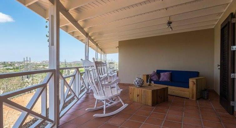 The furnished apartment is centrally located in the Suffisant district 