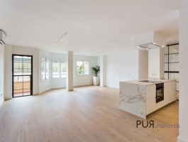 Fancy. Newly renovated. And right in the middle. Not just there. In Santa Catalina.