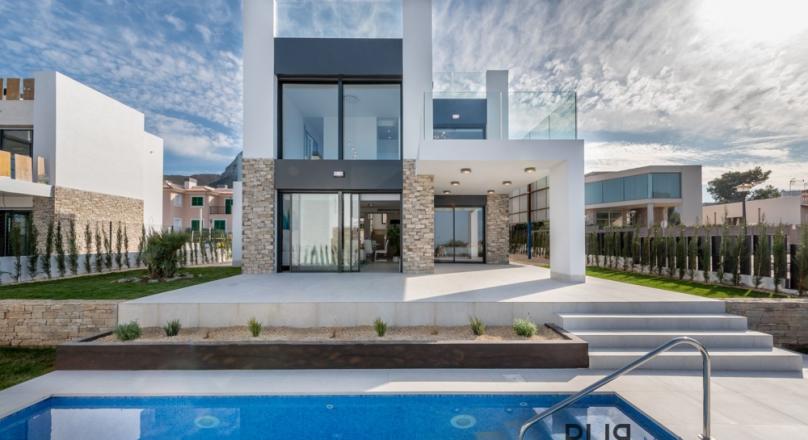 New villas. Very chic. Very high quality. And on foot at the port and on the beach.