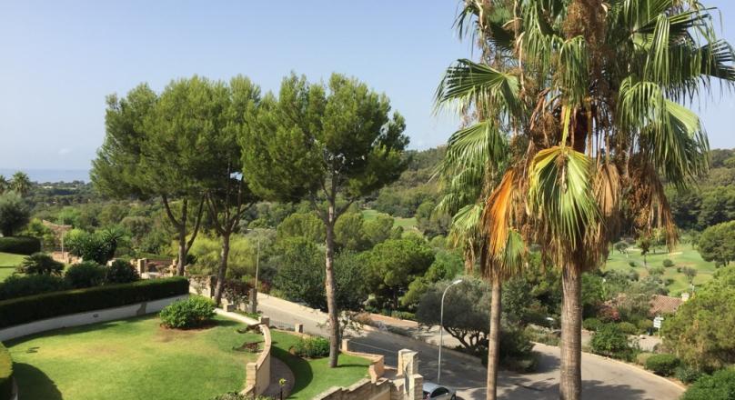 Bendinat. Right on the golf course. Apartment. With a sea view over the bay.