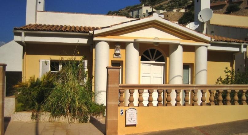 In Cala Llamp. A villa with lots of space and sea views. And especially affordable.