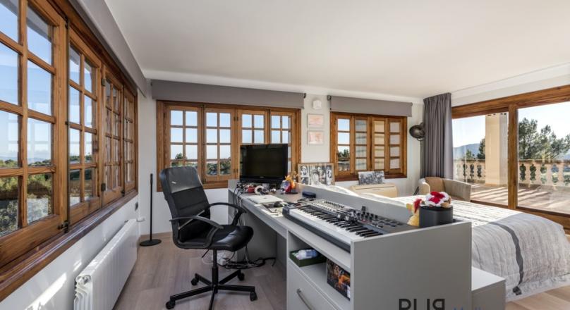 Mallorca PUR. A property. In Establiments. Something special. No. Much more.