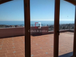 Cohen & Josifov Estates presents to your attention a luxurious three-bedroom apartment