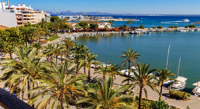 Small apartment with wow factor. View over the marina and seafront of Alcudia.