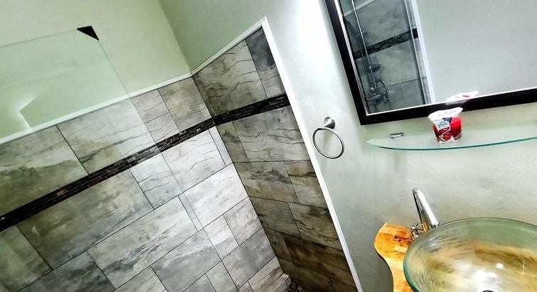 Walking distance to the University, Nice 1 bedroom Apartment Semi Furnish 