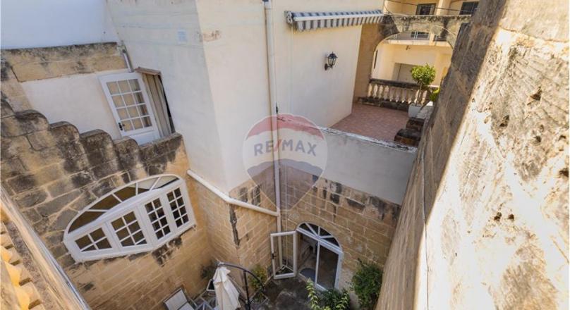 MOSTA - HOUSE OF CHARACTER