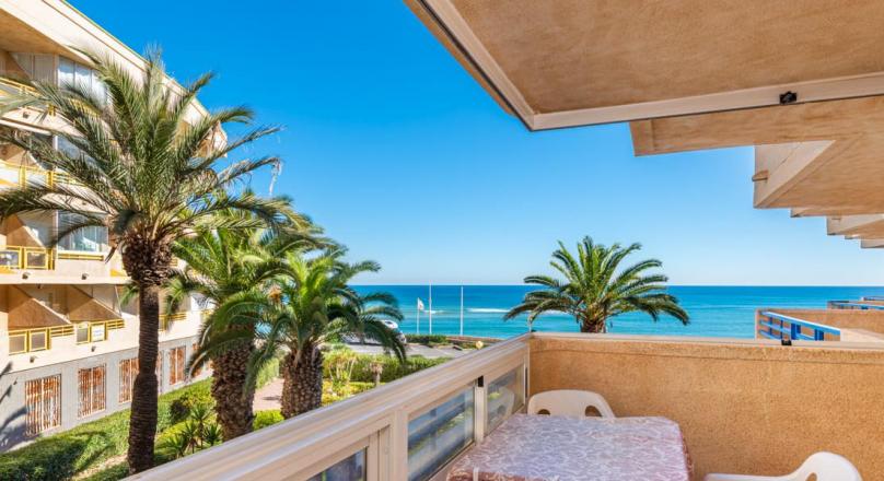 First line apartment with stunning views in Mil Palmeras