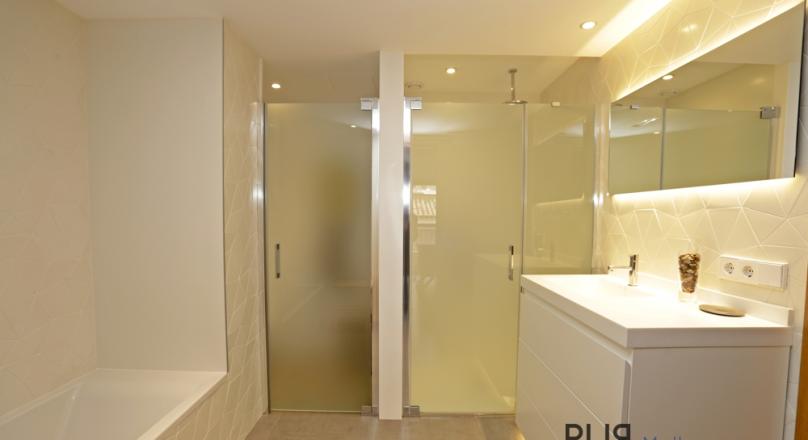 In the middle of the hip Santa Catalina. A completely renovated apartment with a small sea view.