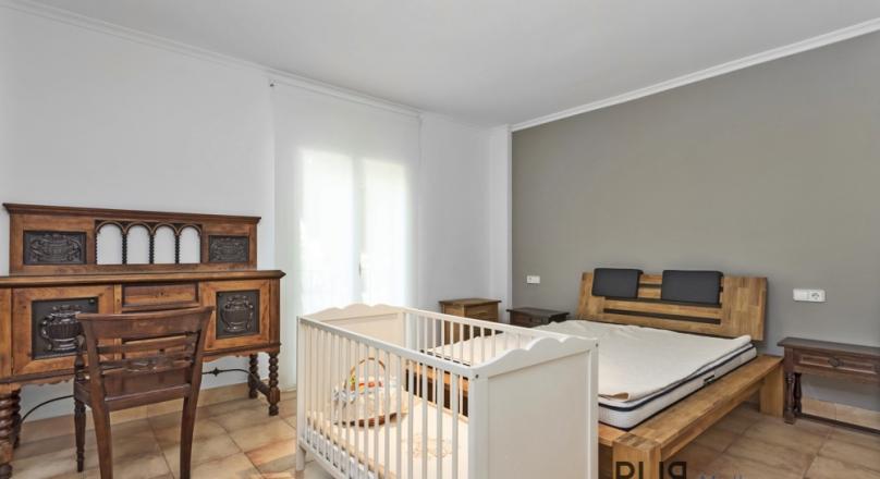 Small plant. Large penthouse - apartment. A lot of privacy. Southwest exposure. Sea views.