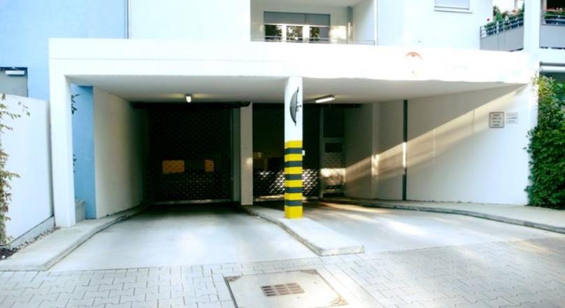 DÜSSELDORF. FOR RENT: Spacious 2 room apartment. Underground parking space. Elevator. Balcony...