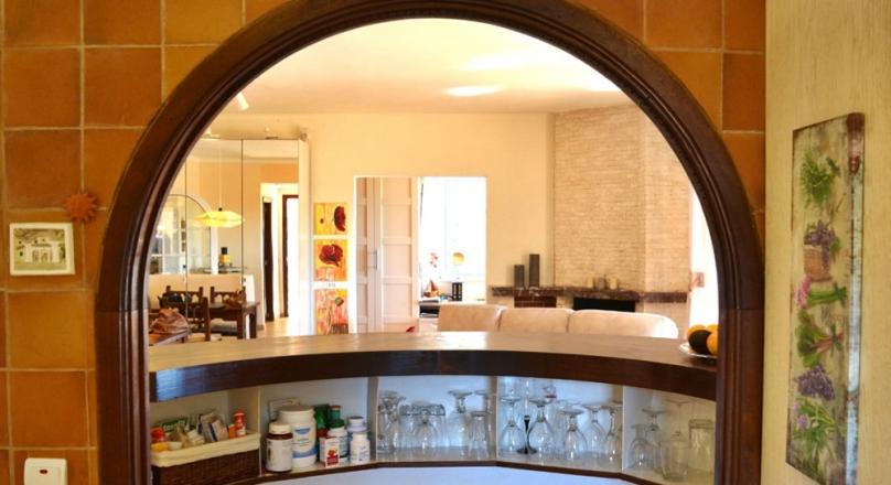 Well maintained. A mansion. Overlooking Cala Millor. Grown garden.