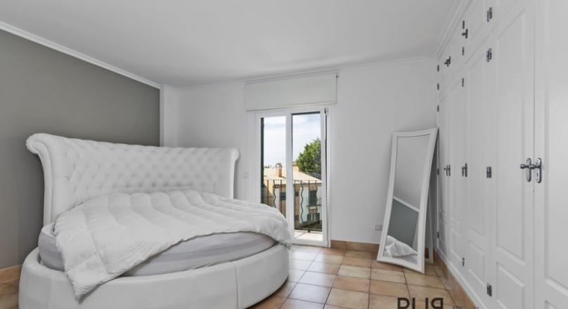 Small plant. Large penthouse - apartment. A lot of privacy. Southwest exposure. Sea views.