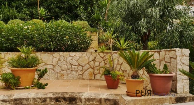 In Cala Llamp. A villa with lots of space and sea views. And especially affordable.