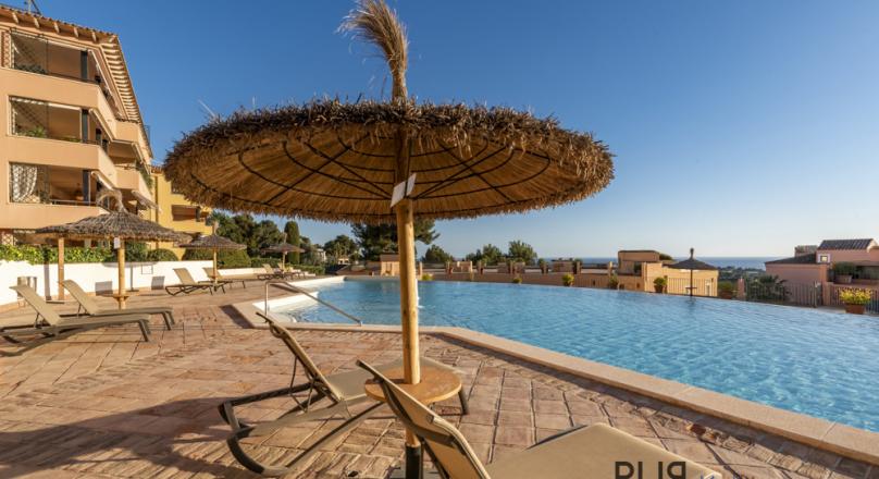Bendinat. Right on the golf course. Apartment. With a sea view over the bay.