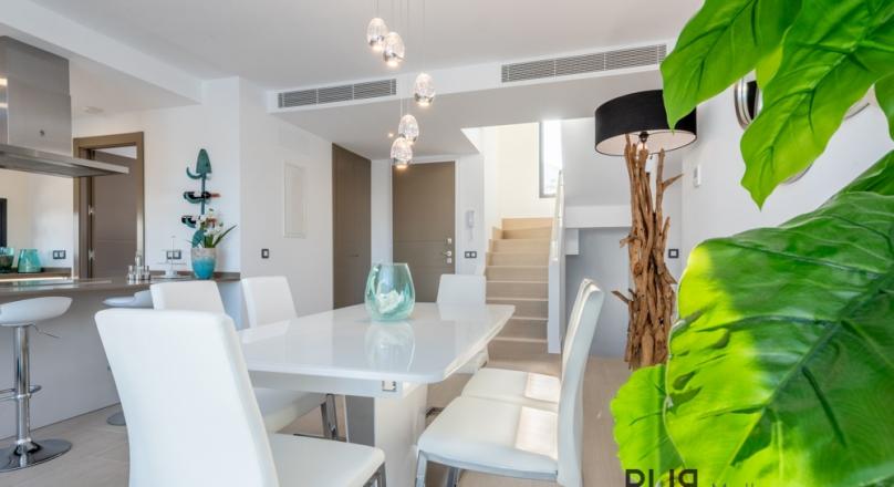 New villas. Very chic. Very high quality. And on foot at the port and on the beach.