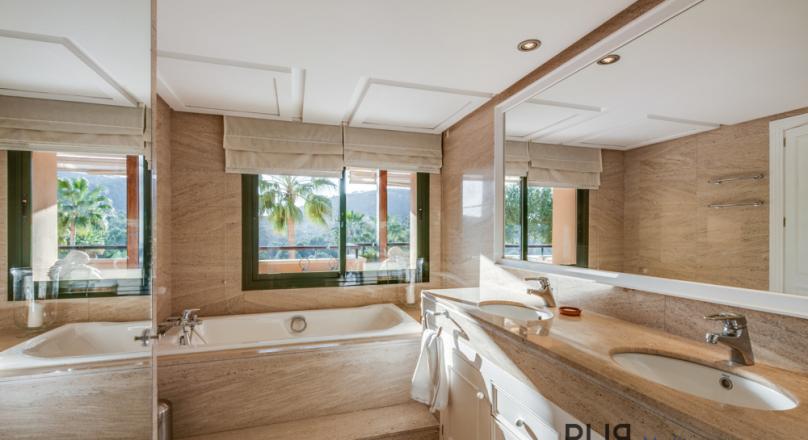 Bendinat. Right on the golf course. Apartment. With a sea view over the bay.