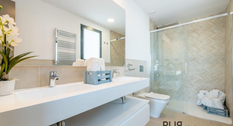 New villas. Very chic. Very high quality. And on foot at the port and on the beach.