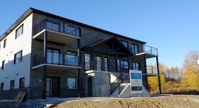 VERY LARGE 3 ½ NEW CONSTRUCTION OF QUALITY