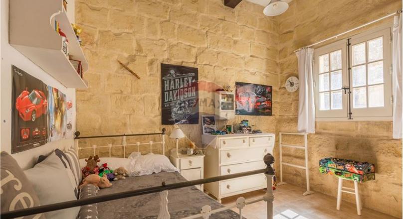 MOSTA - HOUSE OF CHARACTER