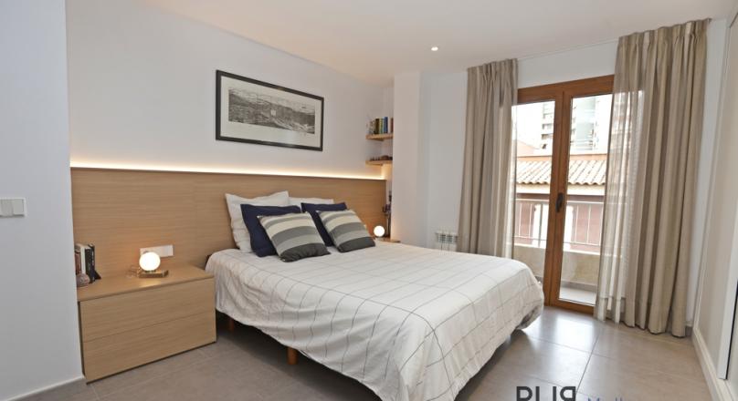 In the middle of the hip Santa Catalina. A completely renovated apartment with a small sea view.