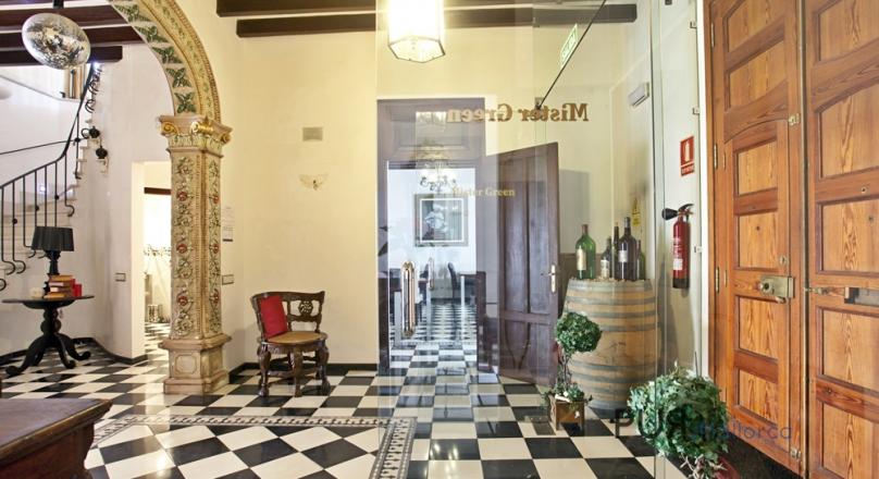 An investment with fun. City hotel. With restaurant.and bar. Correct mallorquin. And stylish.