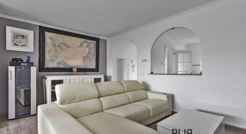 Small plant. Large penthouse - apartment. A lot of privacy. Southwest exposure. Sea views.
