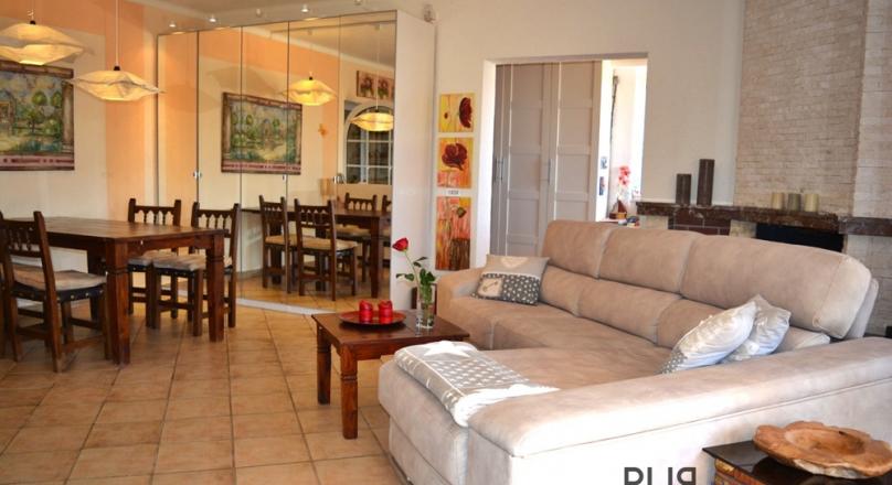 Well maintained. A mansion. Overlooking Cala Millor. Grown garden.