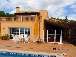 Location. Location. Location. A gem, 15 minutes to the airport (no aircraft noise). A mega-lake view.