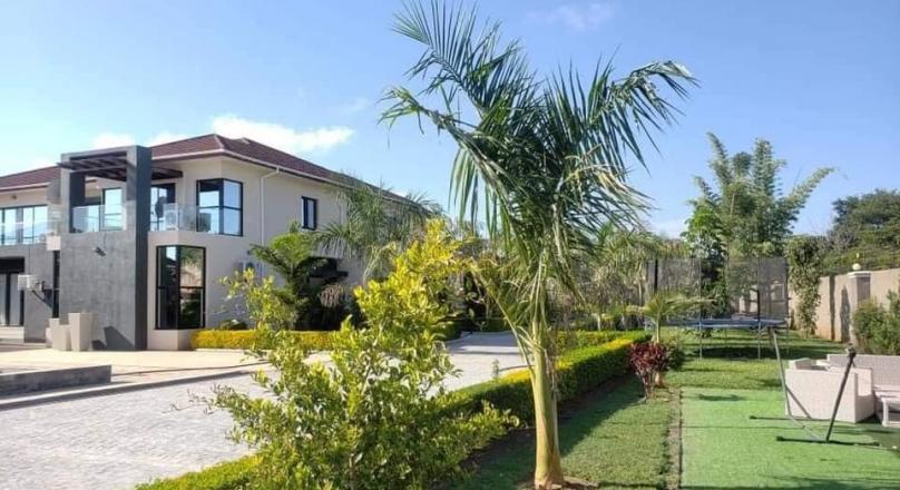 5 BEDROOMS STANDALONE WITH LARGE YARD AND POOL